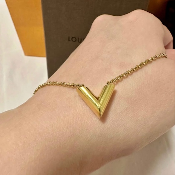 Louis Vuitton Essential V Necklace - Picture 3 of 4